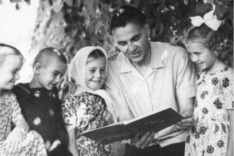 /Files/images/vasil-suhomlinskij-biografiya-tvorchestvo-i-interesnie-fakti_2.jpg